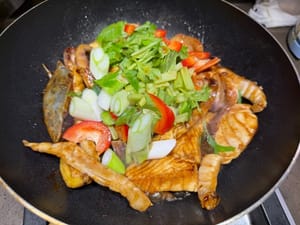 파, 셀러리, 붉은 고추 채를 넣으세요.