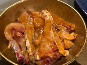 소금 한 꼬집, 굴소스 한 스푼, 전분 한 스푼, 진간장 두 스푼, 연간장 한 스푼을 넣고 30분간 재워둡니다.