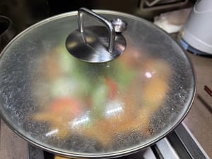 냄비 뚜껑을 덮고 9분간 끓이세요