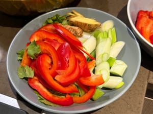 파, 셀러리, 붉은 고추 채를 넣으세요.