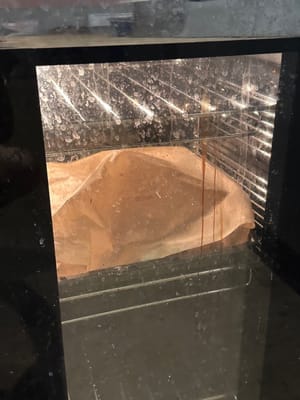 Couvrir les côtes d'une feuille de papier sulfurisé pour conserver l'humidité des côtes et mettre au four pendant 30 minutes