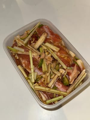 Faire mariner les travers de porc avec tous les ingrédients de la recette « Marinate pour travers de porc ». Laisser mariner toute la nuit ou au moins 5 heures.