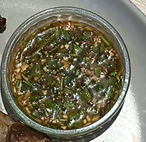 Pour la sauce, bien mélanger tous les condiments et ajouter 5 cuillères à soupe d'eau froide. Servez et dégustez !