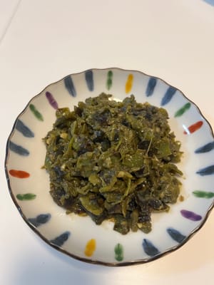 Huevo en conserva picante en un plato