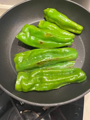 Freír a fuego lento durante 5-10 minutos y darle la vuelta para evitar que se quemen los pimientos.