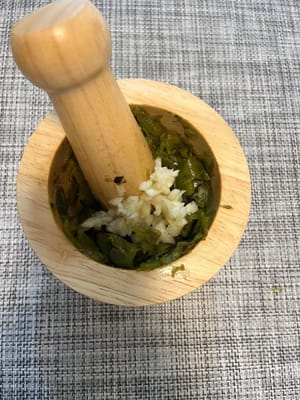 Añade el ajo y continúa machacando.