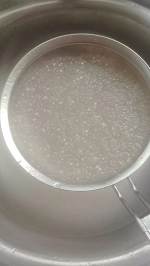 In kaltem Wasser abspülen und beiseite stellen.