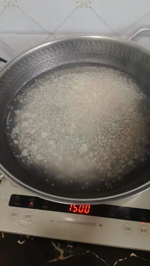 Sagoperlen in kochendes Wasser geben und umrühren. 15 Minuten kochen lassen, bis sie in der Mitte leicht weiß werden. Herdplatte ausschalten und weitere 15 Minuten ziehen lassen, bis sie vollständig durchsichtig sind.