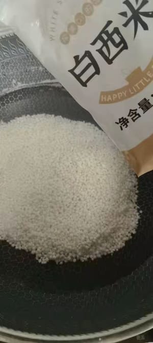 Sagoperlen in kochendes Wasser geben und umrühren. 15 Minuten kochen lassen, bis sie in der Mitte leicht weiß werden. Herdplatte ausschalten und weitere 15 Minuten ziehen lassen, bis sie vollständig durchsichtig sind.