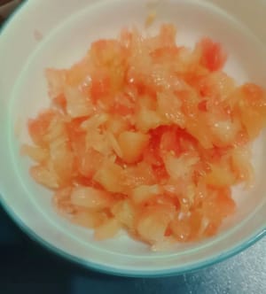 Schneiden Sie beide Enden der Grapefruit ab und halbieren Sie sie; so lässt sich das Fruchtfleisch ganz einfach entfernen.