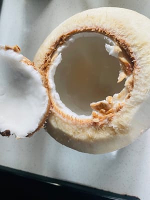 3. Traitement de la coque de noix de coco
Après avoir ouvert la coque de noix de coco, rincez-la à l'eau claire pour éliminer les débris et les impuretés, puis placez un petit bol au fond pour fixer la coque et éviter que le liquide ne coule lorsque vous la verserez plus tard !