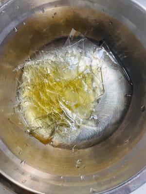 Coupez la gélatine en petits morceaux, faites-les tremper dans de l'eau froide pendant environ 5 minutes, essorez-la après l'avoir ramollie et réservez (accentuation : il faut utiliser de l'eau froide, l'eau chaude fera solidifier la gélatine prématurément et la rendra inefficace !