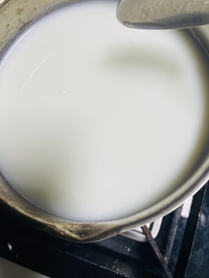 Versez l'eau de coco, le lait de coco, le lait et le sucre dans une casserole à lait, faites cuire lentement à feu doux en remuant pendant la cuisson, jusqu'à ce que le sucre soit complètement dissous (ne pas faire bouillir !)