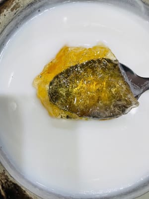 Après avoir éteint le feu, jetez les feuilles de gélatine ramollies et remuez rapidement pour dissoudre complètement la gélatine dans le liquide.