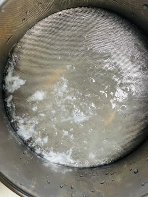 Attendre que la gelée de coco refroidisse légèrement, puis la filtrer au tamis (elle aura une texture plus fine et aucun résidu de gélatine).