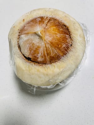 把过滤好的液体，倒进处理干净的椰青壳里，或者其他容器也可以（多了液体，我装外带杯1个）。接着用保鲜膜把口封住，放进冰箱冷藏 4 小时以上（过夜更稳妥 ），让它慢慢凝固成 Q 弹椰冻！