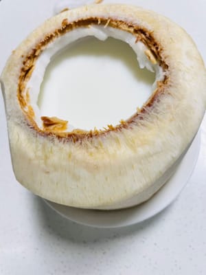 把过滤好的液体，倒进处理干净的椰青壳里，或者其他容器也可以（多了液体，我装外带杯1个）。接着用保鲜膜把口封住，放进冰箱冷藏 4 小时以上（过夜更稳妥 ），让它慢慢凝固成 Q 弹椰冻！