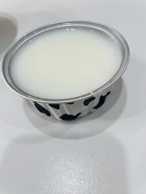 Versez le liquide filtré dans une coque de noix de coco propre ou dans un autre récipient (s’il reste trop de liquide, je le mets dans un gobelet à emporter). Fermez ensuite le goulot avec du film plastique et placez au réfrigérateur pendant plus de 4 heures (une nuit est plus sûre) pour le laisser se solidifier lentement et former une gelée de noix de coco moelleuse !