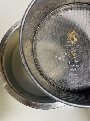 Filtrez l'eau de coco pour éliminer les impuretés de la coque de noix de coco.