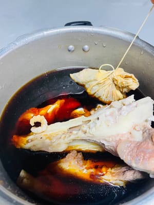 Mettre le crâne de porc blanchi et le sachet de marinade, le vin de cuisson, la sauce soja claire, la sauce soja foncée, le vin de cuisson et les autres assaisonnements dans la casserole. Une fois l'eau bouillante, laisser mijoter 1 heure. Éteindre le feu et laisser tremper 20 minutes avant de retirer le récipient.
Remarque : Ne pas se précipiter pour retirer tous les ingrédients après la cuisson (goûter le goût pendant la cuisson et ajouter du sel et de la sauce soja foncée selon son goût). Le trempage peut rehausser le goût. Il suffit d'ajuster le temps de cuisson en fonction de la taille des ingrédients.