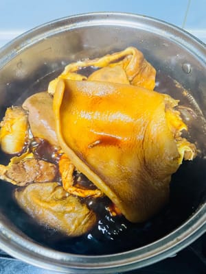 豚耳をきれいにし（毛をむしり、湯通しする）、煮汁に入れ、強火で沸騰させてから25～35分煮る。耳の根元の太い部分に箸が刺さるまで煮込み、茹で上がったら20～30分水に浸す。