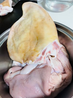 豚耳をきれいにし（毛をむしり、湯通しする）、煮汁に入れ、強火で沸騰させてから25～35分煮る。耳の根元の太い部分に箸が刺さるまで煮込み、茹で上がったら20～30分水に浸す。