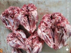 environ 500 grammes de viande, pieds de porc, travers de porc, jarrets de bœuf, etc. sont recommandés