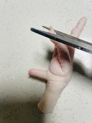 鶏の足の煮込み：爪を切り落とした後、鶏の足を湯通しして洗い、15分間茹で、2時間浸してから食べると風味がよくなります。