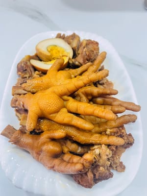Pieds de poulet braisés : Après avoir coupé les ongles, blanchissez et lavez les pieds de poulet, faites-les bouillir pendant 15 minutes et faites-les tremper pendant 2 heures avant de les manger pour une meilleure saveur.