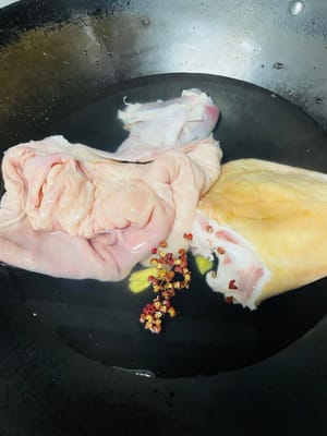 豚バラ肉の煮込み：まず豚バラ肉を裏返してきれいにし（小麦粉か塩でこすって粘液を取り除きます）、湯通しして煮汁に入れます。強火で沸騰させ、弱火にして40～60分煮込みます。豚バラ肉の火の通り具合は箸で判断できます。刺さりやすく、少し歯ごたえがあります。長く煮すぎると木質化します。火を止めた後、さらに30分ほど浸すと美味しくなります。
〜好きな人はいますか？私は家で豚バラ肉と豚腸の煮込みが好きです〜もしあれば、ワインを用意してください。おかずは私が用意します。肉が煮えたら、豆腐、千枚通し、レンコンなどを加えて煮込み続けます。お酒を飲みながら楽しくおしゃべりしましょう😉