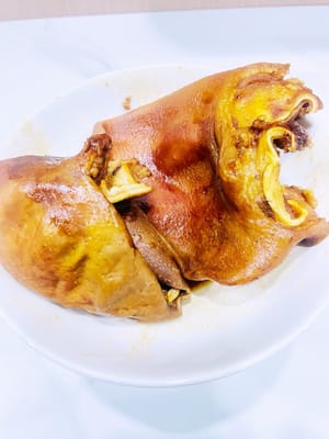Nettoyer les oreilles de porc (en les épilant et en les blanchissant), les mettre dans la soupe, porter à ébullition à feu vif et laisser mijoter 25 à 35 minutes. Cuire jusqu’à ce que les baguettes puissent percer la partie épaisse de la racine de l’oreille, puis les laisser tremper 20 à 30 minutes après la cuisson.