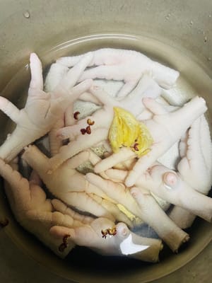 鶏の足の煮込み：爪を切り落とした後、鶏の足を湯通しして洗い、15分間茹で、2時間浸してから食べると風味がよくなります。