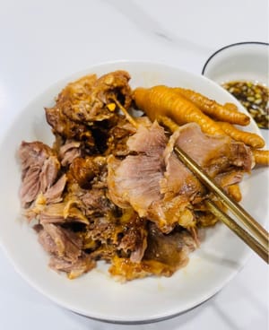 豚の頭蓋骨の煮込み：四川や重慶では、豚の頭蓋骨を煮込んで中身の肉を取り出す「クルミ肉」がよく食べられます。柔らかくて歯ごたえがあり、味付けをしてもしなくても独特の風味があります。
〜豚の頭蓋骨が煮え始めた途端、私は肉をほじくり出すのに忙しく、隣にいた「肉食獣」がもう吠え始めました。普段は骨を掴んで噛み始めるだけなのに、こんな「拷問」に耐えられるでしょうか？今日は写真を撮るために少しずつほじくり出さなければならないのですが、焦りすぎて、あの小さな表情は鍋から離れず、本当に我慢の限界です😂