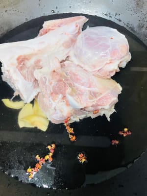 Blanchir les os : Pour un ragoût plus parfumé, utiliser des os avec de la viande. J’ai choisi le crâne de porc que mon animal carnivore apprécie. La moitié pèse environ 1,3 kg et est coupée en quatre morceaux (j’ai demandé au boucher de retirer la peau, etc.). Blanchissez d’abord les os, puis lavez-les. Vous pouvez choisir la viande que vous préférez.