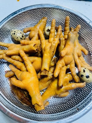 Braised chicken feet: After trimming the nails, blanch and clean the chicken feet. Boil the chicken feet on low heat for 10-15 minutes. Soak them for 2 hours before eating for a better flavor.
