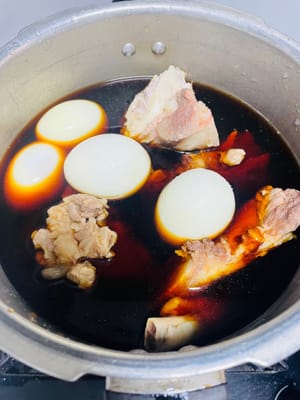 茹で上がった卵の殻をむき、シチューに加えます。15分以内で煮込み、一晩浸してからお召し上がりください。シチューの風味がより増します。
