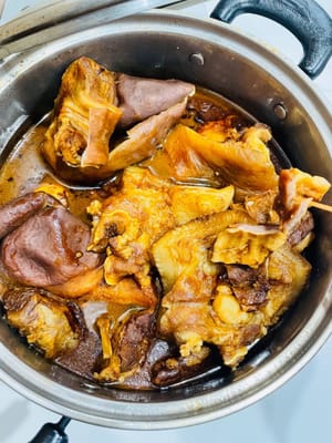 豚バラ肉の煮込み：まず豚バラ肉を裏返してきれいにし（小麦粉か塩でこすって粘液を取り除きます）、湯通しして煮汁に入れます。強火で沸騰させ、弱火にして40～60分煮込みます。豚バラ肉の火の通り具合は箸で判断できます。刺さりやすく、少し歯ごたえがあります。長く煮すぎると木質化します。火を止めた後、さらに30分ほど浸すと美味しくなります。
〜好きな人はいますか？私は家で豚バラ肉と豚腸の煮込みが好きです〜もしあれば、ワインを用意してください。おかずは私が用意します。肉が煮えたら、豆腐、千枚通し、レンコンなどを加えて煮込み続けます。お酒を飲みながら楽しくおしゃべりしましょう😉