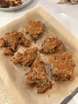 在烤盘上，将调味料均匀地涂抹在猪蹄上