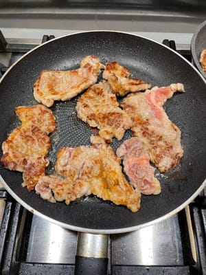 再以中小火將豬扒煎熟
