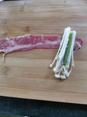 Arrange the meat then the mushrooms and spring onions