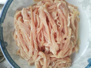 Cut the lean meat into strips, add a spoonful of oyster sauce, a spoonful of cornstarch, a spoonful of pepper powder, and an appropriate amount of salt. Add a spoonful of cooking oil, stir well, and marinate for 5 minutes.