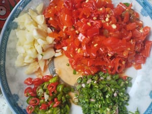 Chop sour pepper, ginger, garlic, green and red pepper, and chopped green onion into soybean-sized pieces and set aside.