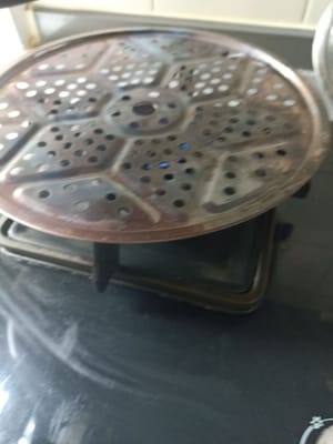 il passo successivo è installare la griglia per evitare che il cibo bruci rapidamente durante la cottura. È possibile anche non installare la griglia.