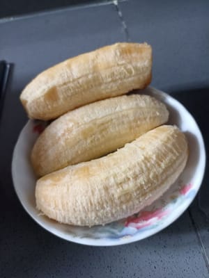 Lavare le banane e sbucciarle