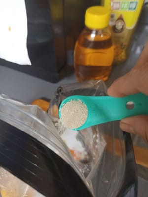 Aggiungere il lievito, si può anche usare il lievito in polvere per accorciare i tempi, io uso il lievito perché in casa ho solo lievito, amici miei. Non aggiungo zucchero perché le banane sono già dolci, se vi piace dolce, potete aggiungere zucchero e burro, io qui non uso burro.