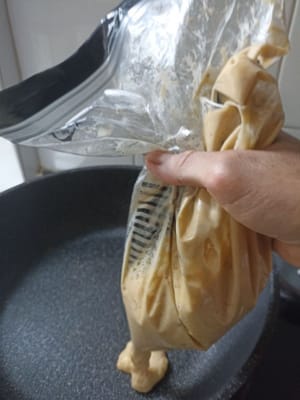 Dopo 40 minuti, prendete gli ingredienti per i pancake e dategli lentamente la forma desiderata, uno alla volta. Qui uso una fiamma media. Per ridurre i tempi, uso una griglia sotto la padella.