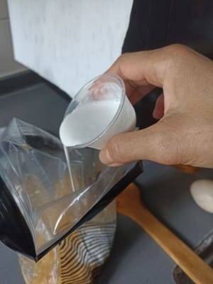 Aggiungere il latte di cocco, chi non ama il latte di cocco può usare il latte fresco