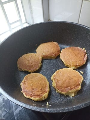 Girare i pancake e lasciarli riposare per 2-3 minuti, quindi bucherellarli con uno stuzzicadenti finché l'interno non risulta più appiccicoso. Sollevarli e continuare a preparare la pastella.