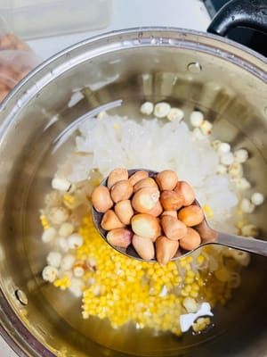 1. 先泡!把藜麦、燕麦、莲子、花生、去皮绿豆、银耳这些杂粮,全丢冷水里泡够3小时,泡软了再洗干净,银耳泡开了记得撕小朵。