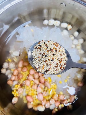 1. 先泡!把藜麦、燕麦、莲子、花生、去皮绿豆、银耳这些杂粮,全丢冷水里泡够3小时,泡软了再洗干净,银耳泡开了记得撕小朵。